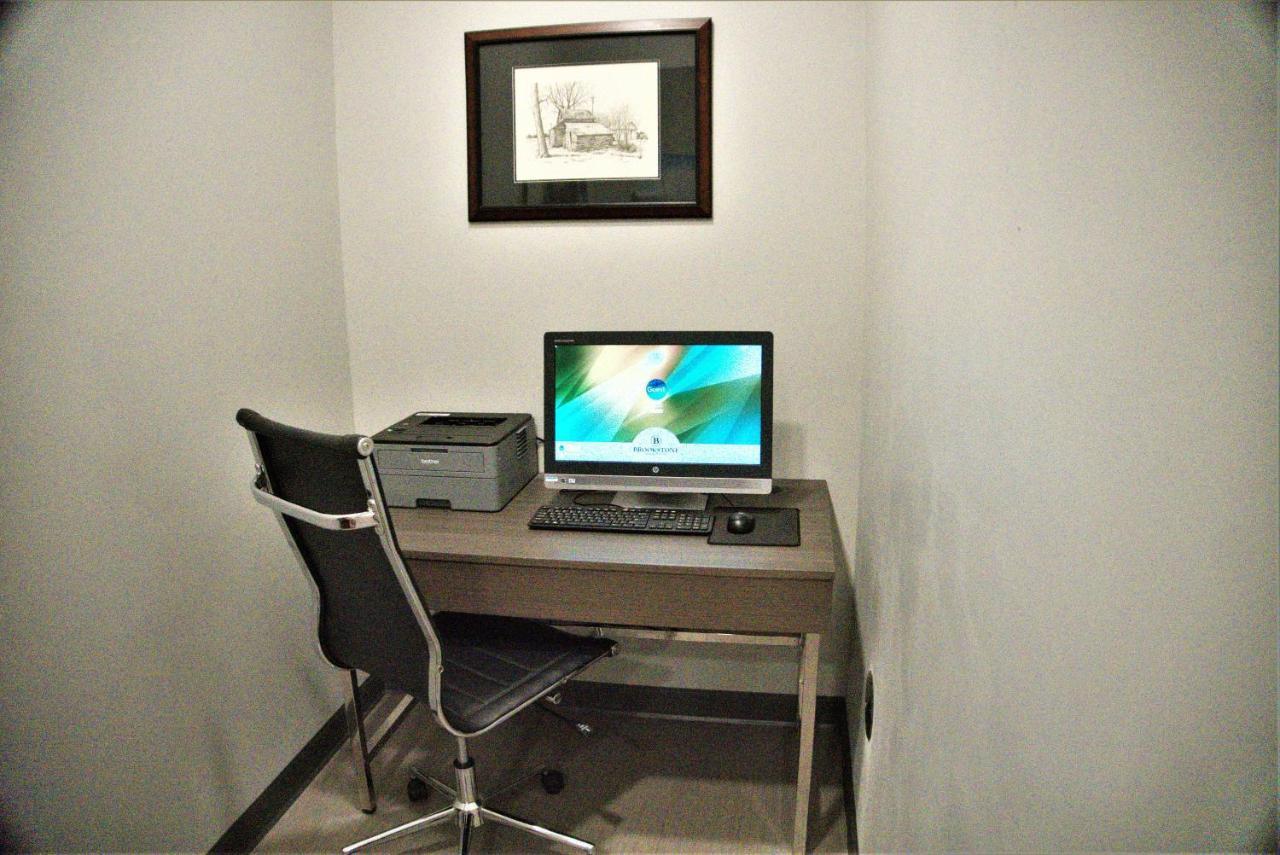 Brookstone Inn & Suites فورت دودج المظهر الخارجي الصورة
